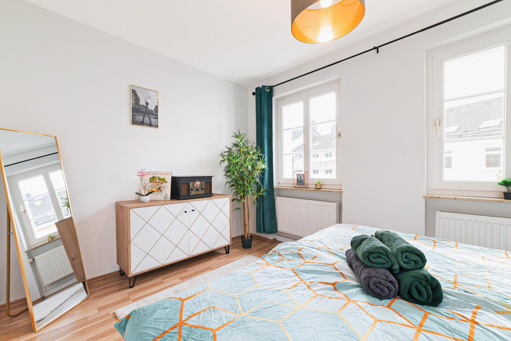 Smart Home - Wuppertal - Perfect For 6 Guests - Central - Netflix - Schwebebahn - Free Parking Zone Apartment *